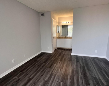 718 Executive Center Drive - Photo Thumbnail 11