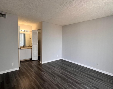 718 Executive Center Drive - Photo Thumbnail 7