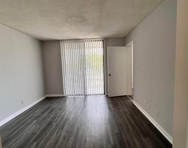 718 Executive Center Drive - Photo Thumbnail 12