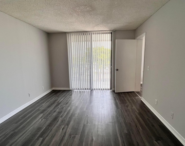 718 Executive Center Drive - Photo Thumbnail 8