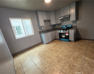 1905 W Myrtle Street - Photo Thumbnail 4