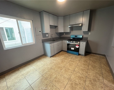 1905 W Myrtle Street - Photo Thumbnail 2