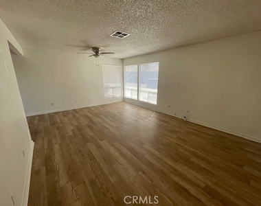 876 W Whittier Avenue - Photo Thumbnail 4