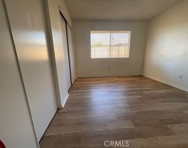 876 W Whittier Avenue - Photo Thumbnail 22