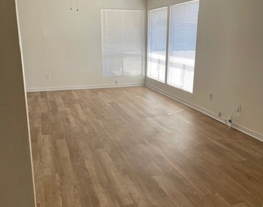 876 W Whittier Avenue - Photo Thumbnail 3