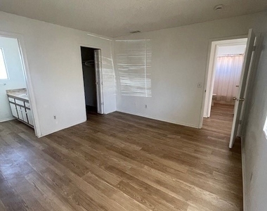 876 W Whittier Avenue - Photo Thumbnail 17