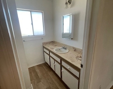876 W Whittier Avenue - Photo Thumbnail 18