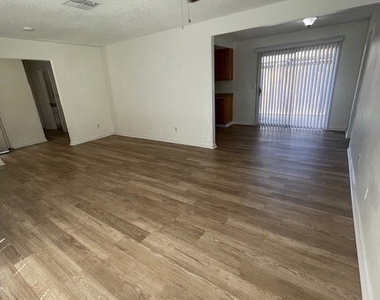 876 W Whittier Avenue - Photo Thumbnail 15