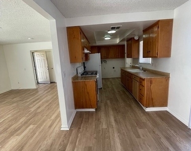 876 W Whittier Avenue - Photo Thumbnail 7