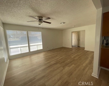876 W Whittier Avenue - Photo Thumbnail 5