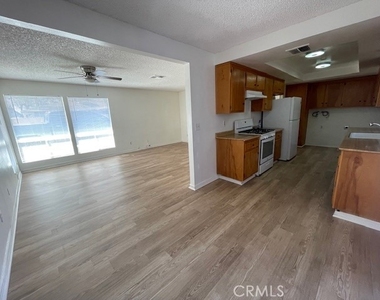 876 W Whittier Avenue - Photo Thumbnail 6