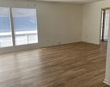 876 W Whittier Avenue - Photo Thumbnail 2