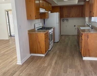 876 W Whittier Avenue - Photo Thumbnail 13