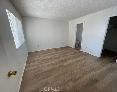 876 W Whittier Avenue - Photo Thumbnail 16