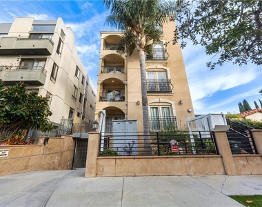 918 S Wooster Street - Photo Thumbnail 3