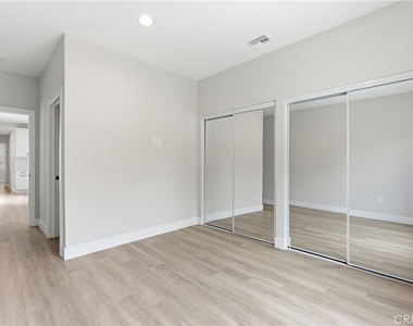 8412 Burnet Avenue - Photo Thumbnail 19
