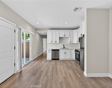 8412 Burnet Avenue - Photo Thumbnail 5