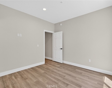 8412 Burnet Avenue - Photo Thumbnail 12