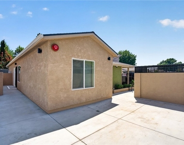 8412 Burnet Avenue - Photo Thumbnail 17