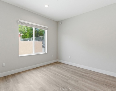 8412 Burnet Avenue - Photo Thumbnail 20