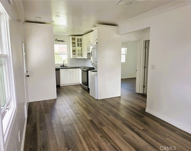 501 Avenue B - Photo Thumbnail 3
