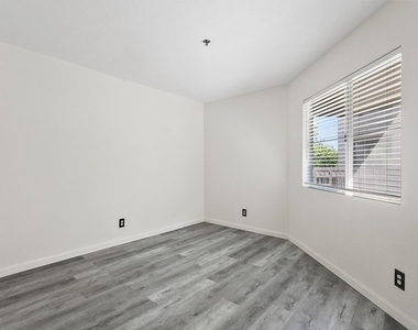 430 Lake Street - Photo Thumbnail 8