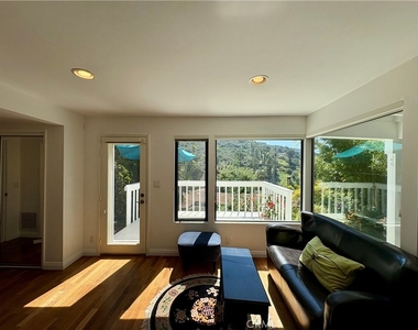 1033 Eastman Way - Photo Thumbnail 3