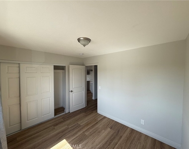 400 N Hobart Boulevard - Photo Thumbnail 7
