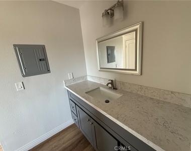 400 N Hobart Boulevard - Photo Thumbnail 11