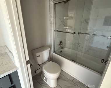 400 N Hobart Boulevard - Photo Thumbnail 4