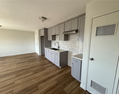 400 N Hobart Boulevard - Photo Thumbnail 2