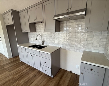 400 N Hobart Boulevard - Photo Thumbnail 12