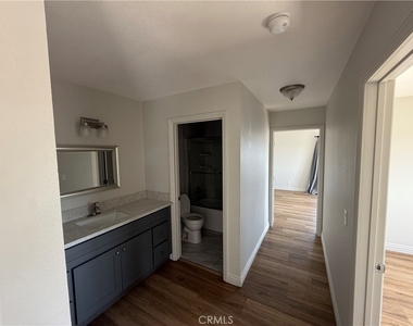 400 N Hobart Boulevard - Photo Thumbnail 8