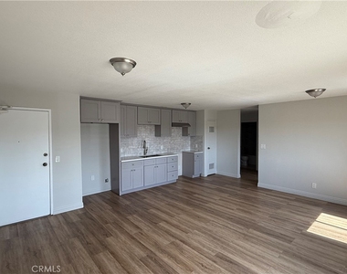 400 N Hobart Boulevard - Photo Thumbnail 1