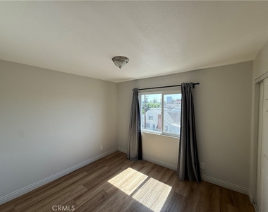 400 N Hobart Boulevard - Photo Thumbnail 6