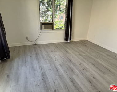 243 1/2 N Swall Drive - Photo Thumbnail 2