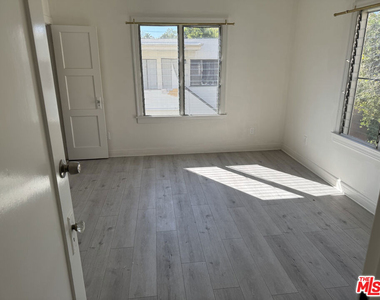 243 1/2 N Swall Drive - Photo Thumbnail 8