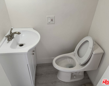 243 1/2 N Swall Drive - Photo Thumbnail 9