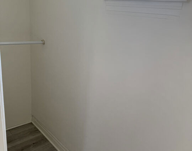 243 1/2 N Swall Drive - Photo Thumbnail 5