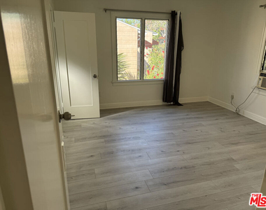 243 1/2 N Swall Drive - Photo Thumbnail 4