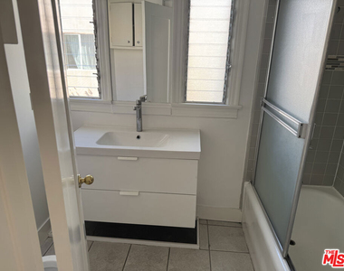 243 1/2 N Swall Drive - Photo Thumbnail 6