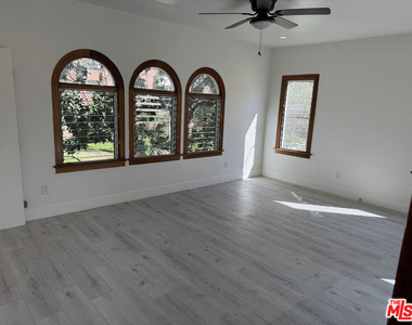 243 1/2 N Swall Drive - Photo Thumbnail 11