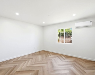 11445 Delano Street - Photo Thumbnail 4