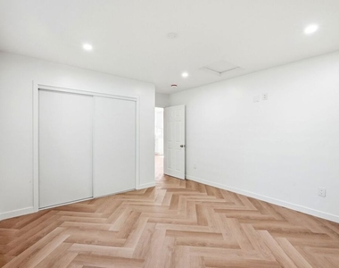 11445 Delano Street - Photo Thumbnail 8