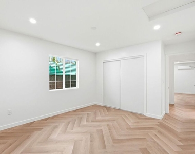 11445 Delano Street - Photo Thumbnail 9