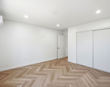 11445 Delano Street - Photo Thumbnail 5
