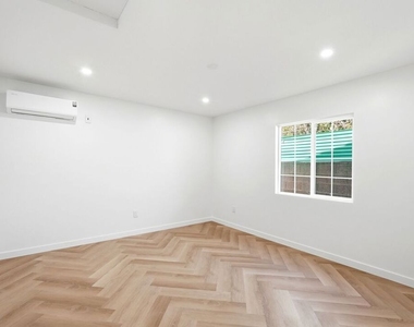 11445 Delano Street - Photo Thumbnail 7