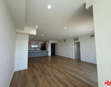 955 Fedora Street - Photo Thumbnail 4