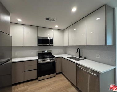 955 Fedora Street - Photo Thumbnail 2