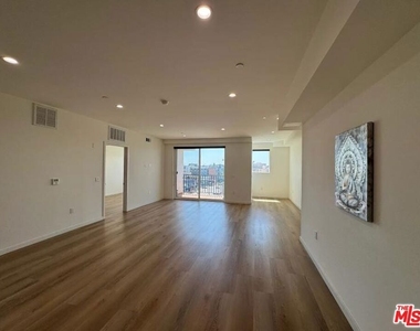 955 Fedora Street - Photo Thumbnail 3